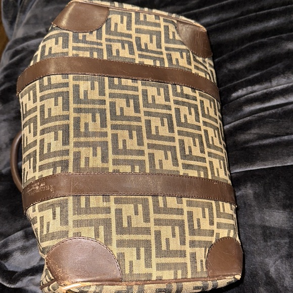 🛍️BLACK FRIDAY DEAL🛍️ Pre-loved AUTHENTIC Small Fendi Duffle bag - Picture 6 of 10